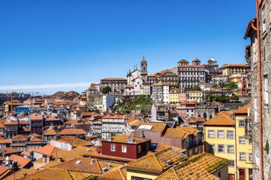 Portekiz 'in eski Porto kasabasının renkli manzarası. Oporto, turistik Akdeniz kültür, mimari, şarap, spor ve gastronomi şehri.