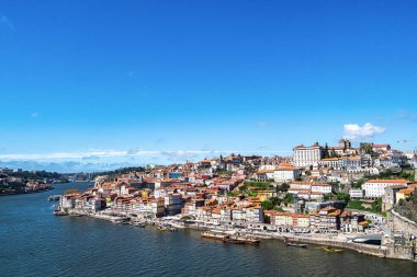 Portekiz 'in eski Porto kasabasının renkli manzarası. Oporto, turistik Akdeniz kültür, mimari, şarap, spor ve gastronomi şehri.