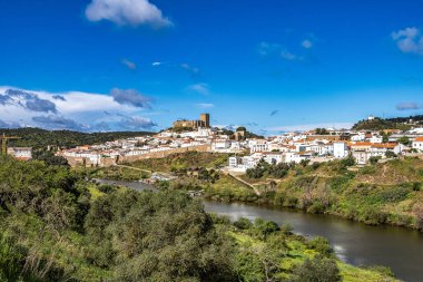 Guadiana nehri ve Mertola köyü manzarası. Portekiz 'in Alentejo Bölgesi