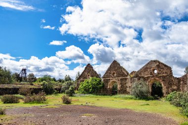 Terk edilmiş benim Minas de Sao Domingos köyü Alentejo Portekiz otellerini göster.