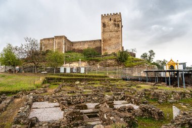 Mertola Şatosu, Alentejo bölgesinin ortaçağ köylerinden birinde, Batı İberya 'nın en dayanıklı kalelerinden biriydi..