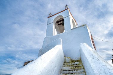 Saat Kulesi manzarası, Torre do Relogio Guadiana 'nın sağ kıyısındaki kasaba duvarlarından birinde inşa edildi. Mertola. Portekiz