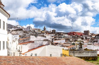 Portekiz 'deki Elvas' a tipik Portekiz binaları ve kaldırım taşı caddeleriyle bakın. Şehir manzarası