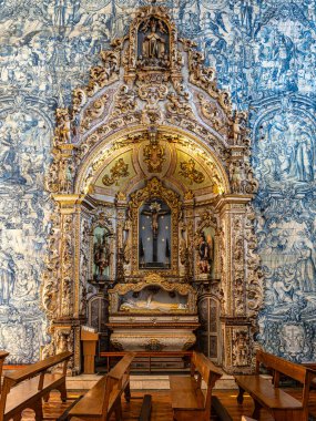 Faro, Portekiz - 16 Şubat 2025 Sao Pedro Kilisesi, Igreja de Sao Pedro in Faro, Portekiz. 18. yüzyıl ahşap işçiliği, azulejolar ve banklarla.