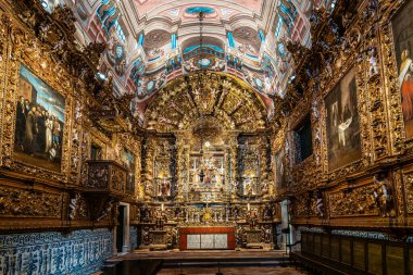 Lagos, Portekiz - 22 Şubat 2025: St. Anthony Kilisesi 'nin güzel iç mimarisi, Lagos' ta Igreja de Santo Antonio, Portekiz 'de Algarve