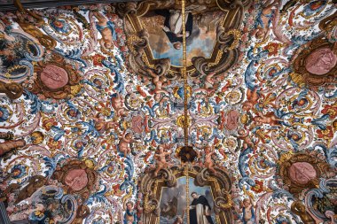 Setubal, Portekiz - 28 Şubat 2025: Portekiz 'in Setubal şehrinde Kutsal Vücut Evi' nin azulejos adı verilen kobalt mavisi fayanslarla dekore edilmiş duvarlar