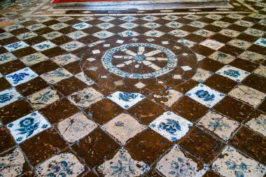 Setubal, Portekiz - 28 Şubat 2025: Portekiz 'in Setubal şehrinde Kutsal Vücut Evi' nin azulejos adı verilen kobalt mavisi fayanslarla dekore edilmiş duvarlar