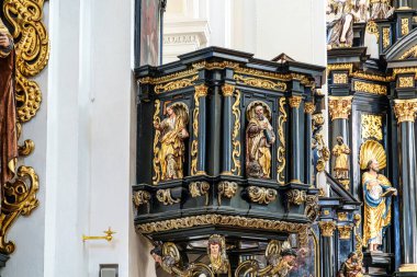 Passau, Almanya - 16 Nisan 2025: St. Paul Kilisesi, Almanya 'nın en eski Passau, Bavyera kilisesi. Stadtpfarrkirche St. Paul, 1678 'de inşa edildi.