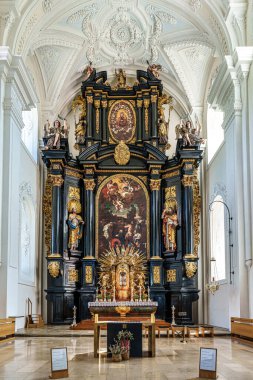 Passau, Almanya - 16 Nisan 2025: St. Paul Kilisesi, Almanya 'nın en eski Passau, Bavyera kilisesi. Stadtpfarrkirche St. Paul, 1678 'de inşa edildi.