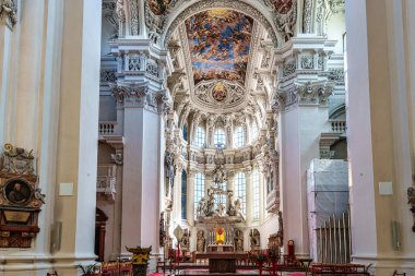 Passau, Almanya - 16 Nisan 2025: Passau, Almanya 'daki St. Stephans katedralinin içi, kulelerin ve ünlü organ borularının tepesinde yeşil metal kubbeleri bulunan eski bir beyaz kilise..