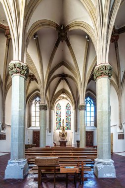 Passau, Almanya - 16 Nisan 2025: Passau, Almanya 'daki St. Stephans Katedrali kulelerin tepesinde yeşil metal kubbeler bulunan eski bir beyaz kilisedir. Kilisenin önünde Maximillian Joseph 'in heykeli var.