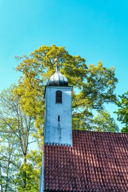 Freising yakınlarındaki Kranzberg 'deki St. Clemens Kilisesi, Almanya' daki Bavyera antik mezarlığı ve işlenmiş demir haçlarıyla
