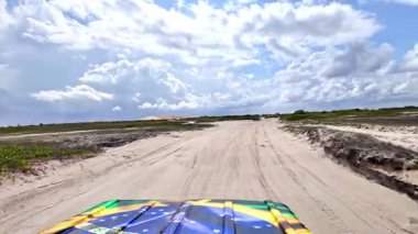 Brezilya 'daki Jericoacoara' daki Amancio gölüne at arabası turu. Ceara 'nın Kumulları