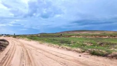 Brezilya, Jericoacoara 'daki Avenida Beira Mar plaj yolunda at arabası turu. Ceara 'nın Kumulları