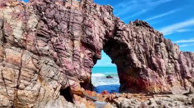 Pedra Furada. Brezilya 'nın Ceara eyaletindeki Jericoacoara plajında ünlü bir turistik eğlence. Delikli taş oluşumu Pedra Furada okyanusun dışında duruyor.