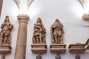 Alcobaca, Portekiz - Mar 08, 2025: The Hall of the Kings at Alcobaca manastırı, Mosteiro de Santa Maria de Alcobaca, Portekiz. Portekiz krallarının heykellerinin olduğu büyük gotik bir oda.