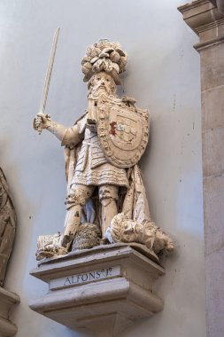 Alcobaca, Portekiz - Mar 08, 2025: The Hall of the Kings at Alcobaca manastırı, Mosteiro de Santa Maria de Alcobaca, Portekiz. Portekiz krallarının heykellerinin olduğu büyük gotik bir oda.