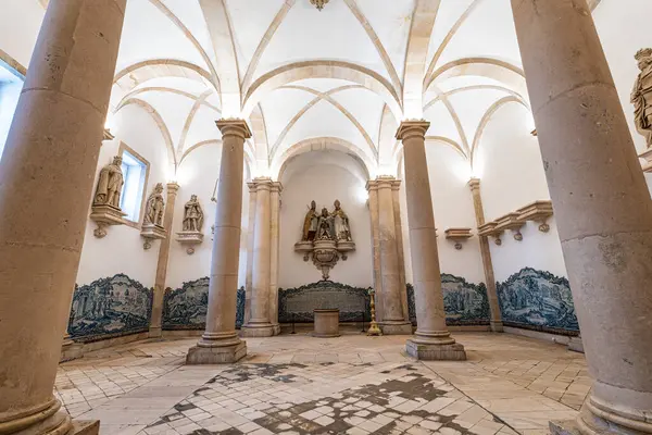 Alcobaca, Portekiz - Mar 08, 2025: The Hall of the Kings at Alcobaca manastırı, Mosteiro de Santa Maria de Alcobaca, Portekiz. Portekiz krallarının heykellerinin olduğu büyük gotik bir oda..