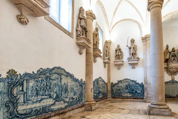 Alcobaca, Portekiz - Mar 08, 2025: The Hall of the Kings at Alcobaca manastırı, Mosteiro de Santa Maria de Alcobaca, Portekiz. Portekiz krallarının heykellerinin olduğu büyük gotik bir oda.