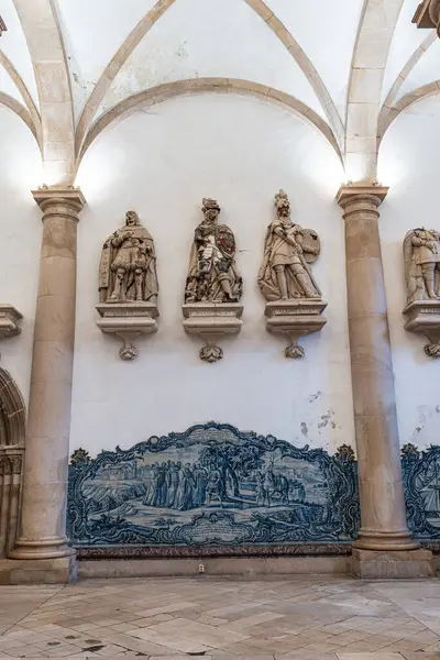 Alcobaca, Portekiz - Mar 08, 2025: The Hall of the Kings at Alcobaca manastırı, Mosteiro de Santa Maria de Alcobaca, Portekiz. Portekiz krallarının heykellerinin olduğu büyük gotik bir oda.