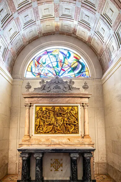 Fatima, Portekiz - 10 Aralık 2025: Fatima, Portekiz Sığınağı. Meryem Ana 'nın Bazilikası. Katolikler için en önemli Marian tapınaklarından ve kutsal mekânlardan biri.