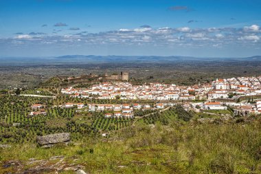 Castelo de Vide çatılarının manzarası dışarıdan görülüyor. Alto Alentejo 'da Castelo de Vide, Portekiz, Avrupa