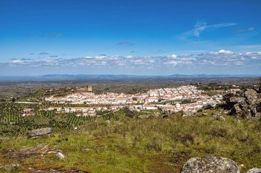 Castelo de Vide çatılarının manzarası dışarıdan görülüyor. Alto Alentejo 'da Castelo de Vide, Portekiz, Avrupa