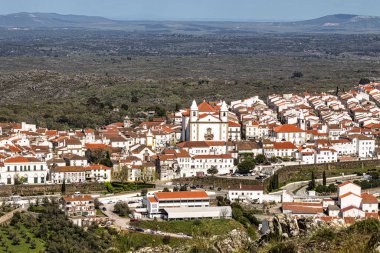 Castelo de Vide çatılarının manzarası dışarıdan görülüyor. Alto Alentejo 'da Castelo de Vide, Portekiz, Avrupa