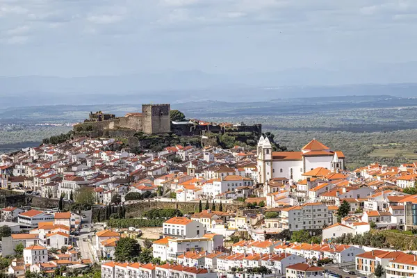 Castelo de Vide çatılarının manzarası dışarıdan görülüyor. Alto Alentejo 'da Castelo de Vide, Portekiz, Avrupa