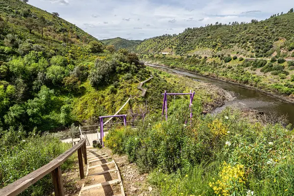 Amieira, Portekiz ve Avrupa 'daki Barca da Amieira yürüyüş yolları boyunca yürüyorum.