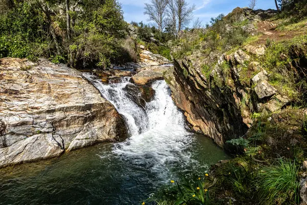 Cascata do Pego do Inferno Şelalesi Portekiz 'deki Azenha Nova' da