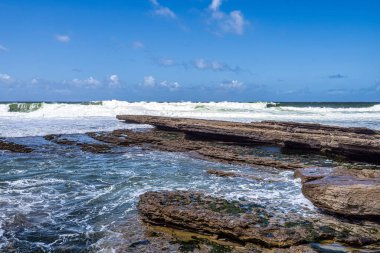 Portekiz, Lizbon yakınlarındaki Ericeira köyündeki Praia da Empa Plajı manzarası