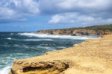 Ericeira, Portekiz 'de Forte Milreu. Ribeira de Ilhas Portekiz 'deki antik savunma binası. Ribeira de Ilhas plajı, Ericeira, Portekiz 'deki Dünya Sörf Rezervi' nin bir parçasıdır..