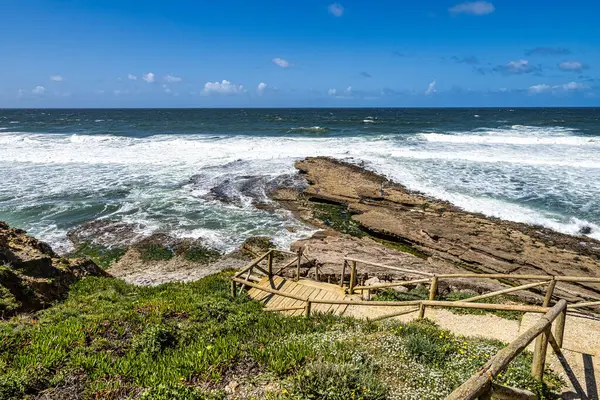 Portekiz, Lizbon yakınlarındaki Ericeira köyündeki Praia da Empa Plajı manzarası