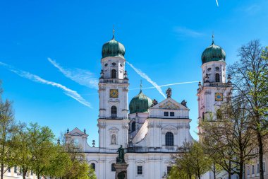 Passau, Almanya 'daki St. Stephans Katedrali kulelerin tepesinde yeşil metal kubbeleri olan eski bir beyaz kilisedir. Kilisenin önünde Maximillian Joseph 'in heykeli var.