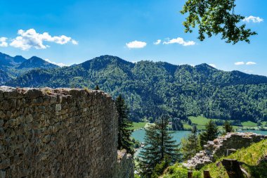 Hohenwaldeck şövalyelerinin kalesi, Schliersee Gölü manzarası, tarihin yeri, Almanya 'nın üst Bavyera bölgesi, Avrupa