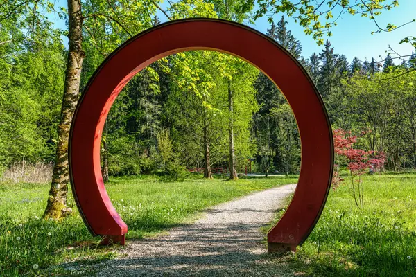 Dünya Ormanı 'nda Asya bahçesi, Almanya' da Bavyera 'da Münih yakınlarında Weltwald. Kranzberger Ormanı 'nda dünyanın dört bir yanından ağaçlar toplanıyor.