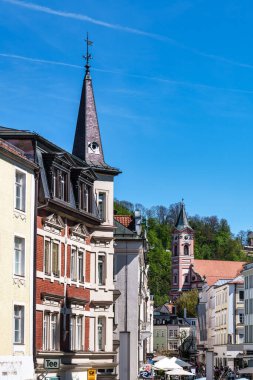 Passau, Almanya - 16 Nisan 2025: Bavyera, Almanya 'da Avusturya sınırına yakın eski Passau kasabasındaki Ludwig Caddesi
