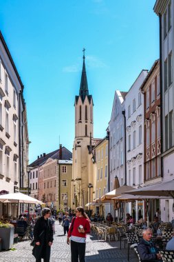 Passau, Almanya - 16 Nisan 2025: Bavyera, Almanya 'da Avusturya sınırına yakın eski Passau kasabasındaki Ludwig Caddesi