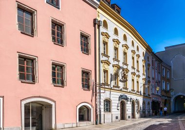 Passau, Almanya - 16 Nisan 2025: Bavyera, Almanya 'da Avusturya sınırına yakın eski Passau kasabasındaki Rindermarkt Caddesi