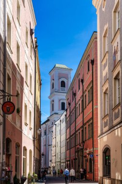 Passau, Almanya - 16 Nisan 2025: Passau, Almanya 'da Kutsal Haç Kilisesi. Niedernburg Manastırı Passau