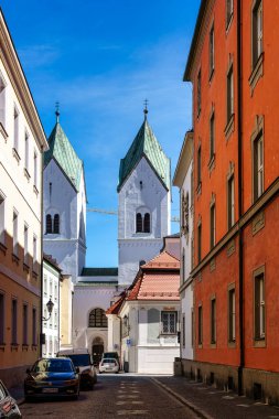 Passau, Almanya - 16 Nisan 2025: Almanya 'da Bavyera, Passau' daki Inn Promenade 'deki St. Michael Kilisesi