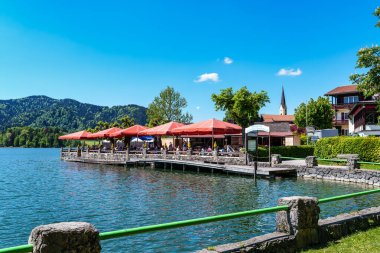 Schliersee, Almanya - 12 Mayıs 2025: Schliersee Gölü etrafında Schliersee, Yukarı Bavyera, Almanya, Avrupa 'daki Bavyera Alpleri' nde güzel yürüyüş patikaları