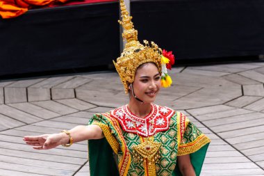 Münih, Almanya - 17 Mayıs 2025: Almanya 'nın Münih kentinde düzenlenen vesakh festivaline, tören cübbesi giymiş Budist cemaatlerinden keşişler ve gruplar katıldı