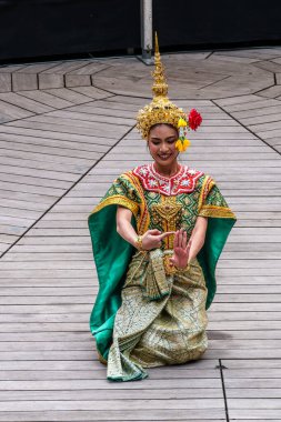 Münih, Almanya - 17 Mayıs 2025: Almanya 'nın Münih kentinde düzenlenen vesakh festivaline, tören cübbesi giymiş Budist cemaatlerinden keşişler ve gruplar katıldı