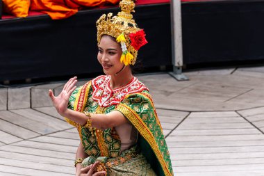 Münih, Almanya - 17 Mayıs 2025: Almanya 'nın Münih kentinde düzenlenen vesakh festivaline, tören cübbesi giymiş Budist cemaatlerinden keşişler ve gruplar katıldı