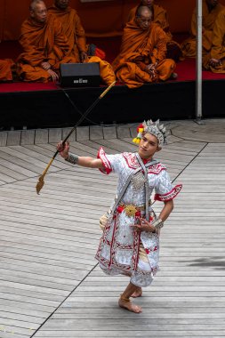Münih, Almanya - 17 Mayıs 2025: Almanya 'nın Münih kentinde düzenlenen vesakh festivaline, tören cübbesi giymiş Budist cemaatlerinden keşişler ve gruplar katıldı