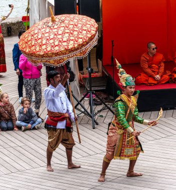 Münih, Almanya - 17 Mayıs 2025: Almanya 'nın Münih kentinde düzenlenen vesakh festivaline, tören cübbesi giymiş Budist cemaatlerinden keşişler ve gruplar katıldı