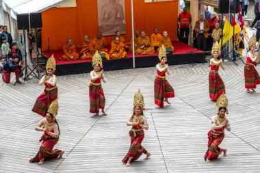 Münih, Almanya - 17 Mayıs 2025: Almanya 'nın Münih kentinde düzenlenen vesakh festivaline, tören cübbesi giymiş Budist cemaatlerinden keşişler ve gruplar katıldı