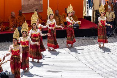 Münih, Almanya - 17 Mayıs 2025: Almanya 'nın Münih kentinde düzenlenen vesakh festivaline, tören cübbesi giymiş Budist cemaatlerinden keşişler ve gruplar katıldı
